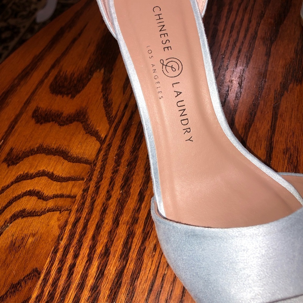 BNIB CHINESE LAUNDRY SIZE 7 SKY BLUE FINE SUEDE OPEN TOE SANDAL - Picture 2 of 5
